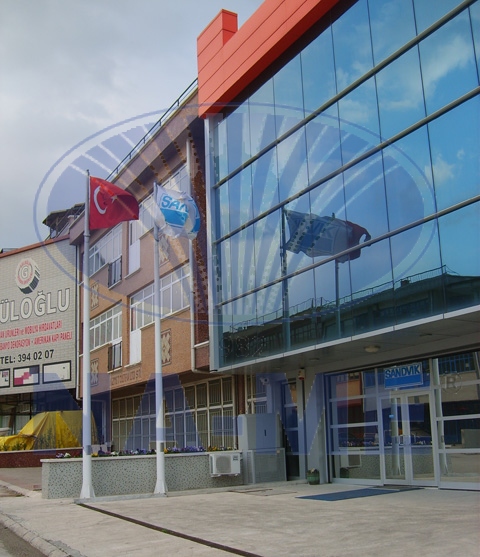 Bina önünde bayrak direği olarak kullanılan kompozit CTP direk